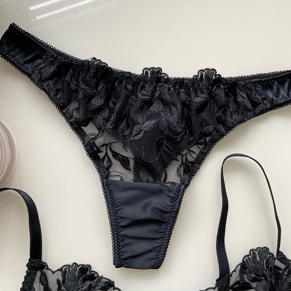 Jolie Thongs in Black New - Made in Europe